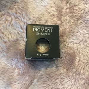 Younique eye pigment shimmer